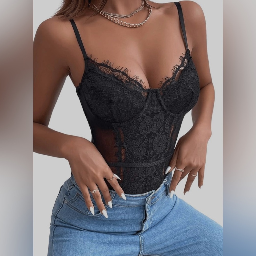 SweatyRocks Women's Spaghetti Strap V-Neck
Velvet Contrast Lace Cami Bodysuit